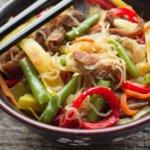 Nudelsallad med pak choy och utskuren biff